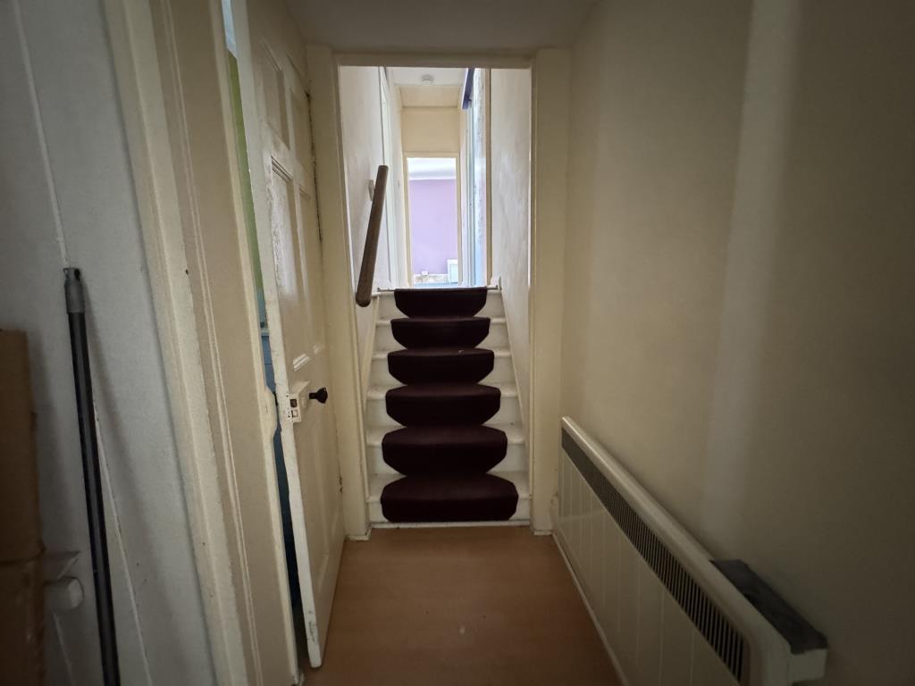 Lot: 34 - MIXED USE PROPERTY WITH SEA VIEWS - Entrance Hall steps to Inner hallway Flat A